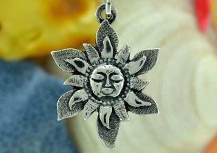 O símbolo do sol é un pequeno amuleto para ter boa sorte