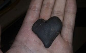 pedra en forma de corazón como talismán da boa sorte