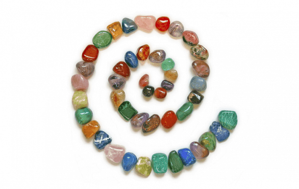Amuleto de bricolaxe para a sorte feito con pedras de cores