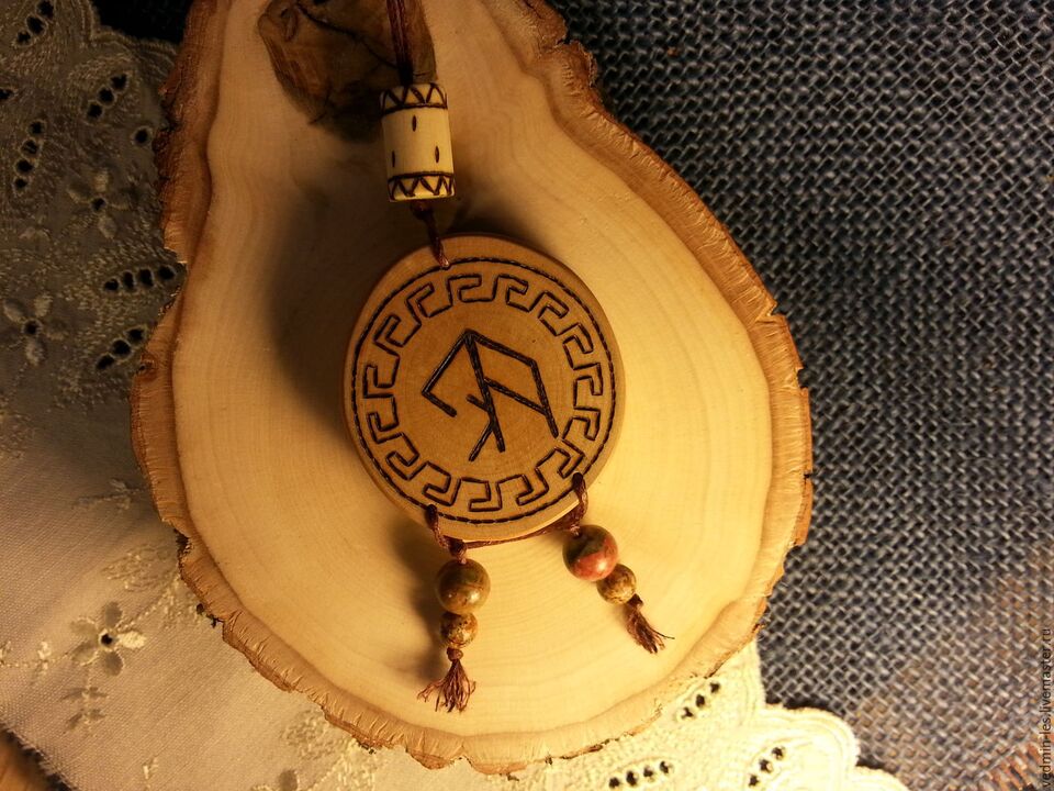 Amuleto cunha runa para a boa sorte foto 1
